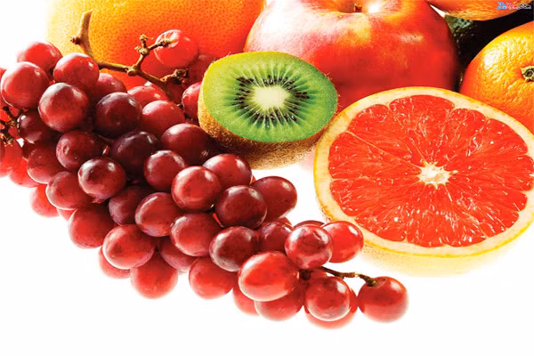 Không nên ăn hoa quả trái mùa. Những loại trái cây nhiều múi và mọng nước là tốt nhất cho bé vào mùa đông. Nên ăn những loại trái cây có chất chống oxy hóa cao (vitamin C) và flavonoid tăng cường sức khỏe, đẩy lùi bệnh tật. Những quả như cam, quýt, bưởi đều rất tốt trong mùa này.