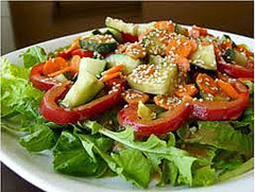 Trộn miso trắng với ít giấm gạo, dầu oliu và mù tạt sẽ tạo ra một món rưới cực ngon