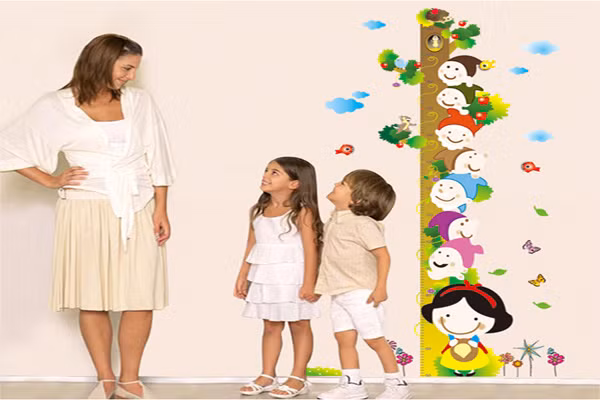 Ngoài đồ ngọt, một chế độ ăn thiếu protein sẽ dẫn đến khối lượng xương bị giảm rõ rệt, ngược lại nếu cung cấp quá nhiều protein cũng dẫn đến mất xương do làm tăng mức lọc cầu thận, giảm tái hấp thu canxi ở ống thận.