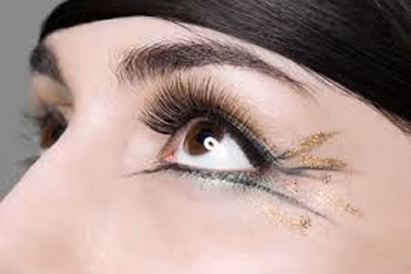 7. Xuất hiện vệt máu trong mắt. Hiện tượng chảy máu võng mạc là một trong những dấu hiệu sớm nhất của tiểu đường tuýp 2. Khi lượng đường tích tụ trong máu quá cao, mạch máu bị chặn lại, sưng lên khiến những mạch máu nhỏ ở võng mạc bị vỡ ra, gây chảy máu. Tình trạng này nếu không được điều trị kịp thời dễ dẫn đến suy giảm thị lực, thậm chí có thể gây mù mắt.