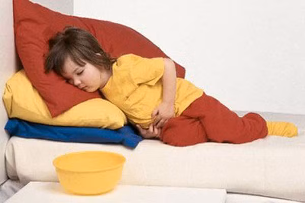 10. Nôn mửa khi ngã. Đối với trẻ dưới 6 tháng tuổi, sau một cú ngã, nếu mẹ thấy con có những thay đổi về thần kinh như nhầm lẫn, mất ý thức, hay có triệu chứng nôn mửa, hoặc bị tổn hại cơ thể như gãy xương thì mẹ cần phải báo với bác sĩ. Mẹ cần phải trang bị cho mình những kiến thức cơ bản về các dấu hiệu bất thường của trẻ và biết cách xử lý kịp thời khi có tình huống xảy ra.