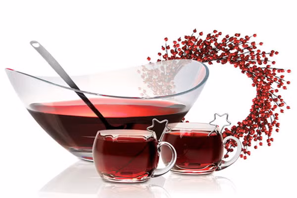 7. Glogg. Là một loại đồ uống đặc trưng của Thụy Điển. Từ khoảng thế kỷ 16, nó đã trở nên phổ biến và là đồ uống ko thể thiếu trong khoảng thời gian từ lễ thánh Lucia và Giáng sinh. Món "rượu vang đỏ" này thật ra được chế biến dựa trên thức uống truyền thống với sự kết hợp của quế, thảo quả, gừng, và cam đắng,... thành phần có thể khác nhau tùy thuộc vào quốc gia và sở thích cá nhân.