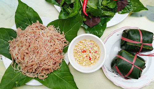 Nem chua. Nem chua Yên Mạc, Ninh Bình được làm từ thịt nạc mông lọc bỏ mỡ, bì lợn luộc, thính và một số gia vị như mì chính, muối... Sau đó gói lại bằng lá ổi để tạo vị thơm đặc trưng và lá chuối để tạo vỏ ngoài đẹp mắt. Món ngon này được ăn cùng nước mắm pha chanh tỏi.