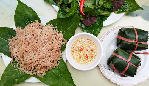 Nem chua. Nem chua Yên Mạc, Ninh Bình được làm từ thịt nạc mông lọc bỏ mỡ, bì lợn luộc, thính và một số gia vị như mì chính, muối... Sau đó gói lại bằng lá ổi để tạo vị thơm đặc trưng và lá chuối để tạo vỏ ngoài đẹp mắt. Món ngon này được ăn cùng nước mắm pha chanh tỏi.