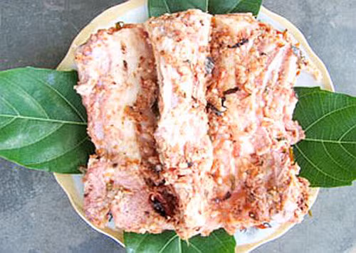 Thịt lợn muối chua Tuyên Quang. Đây là món ăn độc đáo của người Dao Tiền. Món này được làm làm từ 4 nguyên liệu chính thịt lợn, riềng, cơm nếp, lá cơm đỏ. Người ta đem thịt ướp với muối, riềng, lá cơm đỏ, cơm nếp (có thể là cơm tẻ) để nguội.