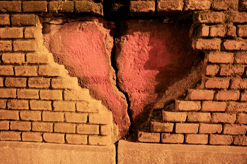 Nếu bạn đang bị bệnh hen suyễn thì lại càng nguy kịch hơn do kích thích tố căng thẳng Cortisol bị đẩy thẳng vào phế quản làm bạn thấy mình run rẩy như một người nghiện heroin và đồng thời lúc này, khu vực não cũng sẽ xử lý cảm giác thèm ăn do mất mát tình cảm.