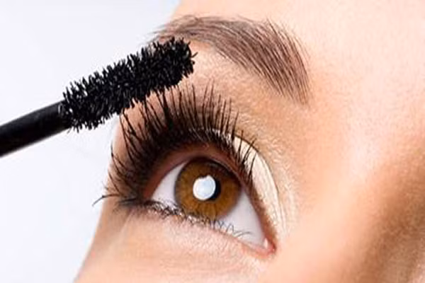 Một lưu ý rất đáng quan tâm là làn da nhạy cảm nên sử dụng mascara màu đen, bởi trong mascara màu đen có ít chất gây ra dị ứng hơn. Và tránh trầy xước khi chuốt mascara, bởi nếu bị trầy xước, làn da nhạy cảm rất dễ bị loét giác mạc và nếu không được xử kịp thời có thể dẫn tới rụng lông mi, mù. Vì thế, bất cứ lý do nào, bạn cũng thận trọng khi chải mascara.