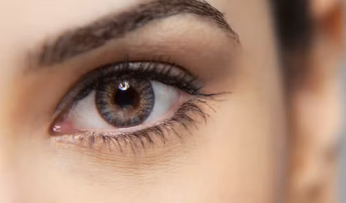 9. Biến chứng mắt ở bệnh nhân tiểu đường. Bệnh nhân tiểu đường cũng bị biến chứng mắt do bệnh kéo dài. Những người bị bệnh tiểu đường có nguy cơ cao hơn bị mù cũng như nguy cơ cao hơn 40% bị bệnh glôcôm hoặc tăng áp lực lên mắt, dẫn tới mất thị lực và tổn thương thần kinh.