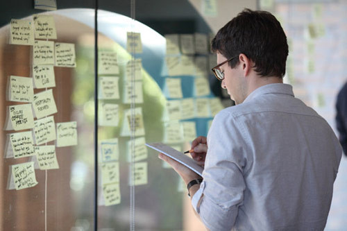 1. Lên kế hoạch tuần tới hoặc vài ngày tới sẽ ăn gì. Tại sao phải bắt đầu một ngày mới khi chưa có kế hoạch nào. Chỉ cần 20 phút sắp xếp tất cả mọi thứ từ tối hôm trước sẽ khiến bạn thức dậy thoải trong tầm kiểm soát.