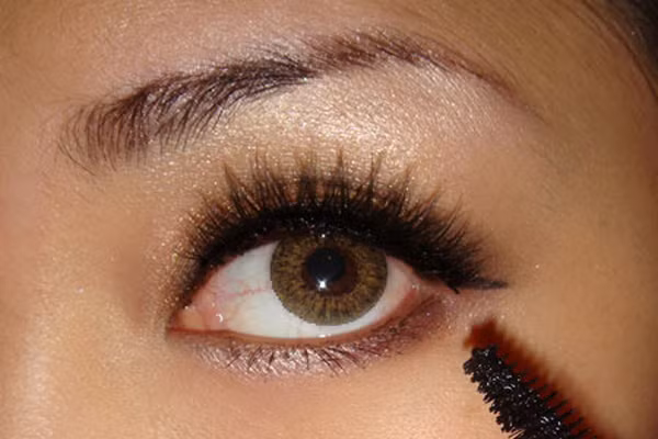 Trang điểm mắt màu khói. Trong mùa giáng sinh, mắt khói là phong cách nổi bật nhất. Chỉ cần một chút nhẹ màu khói lên mí mắt và quết một chút mascara là bạn đã có vẻ đẹp hoàn hảo.