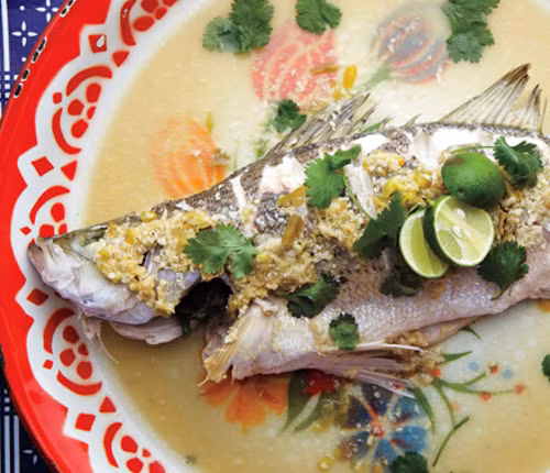 Hấp. Hình dạng lõm và dốc của chiếc chảo xào biến nó trở thành nồi hấp một các hoàn hảo. Chỉ cần bạn luôn giữ nước sôi trước khi cho thức ăn vào hấp là được.