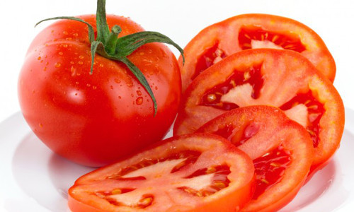 Thực hiện bước này trong vòng 4-5 phút, sau đó để nguyên khoảng 10 phút và phủ lại với khăn tắm hoặc giấy ăn mềm. Cuối cùng, rửa sạch với nước ấm và dùng dầu gội tự nhiên rửa sạch.