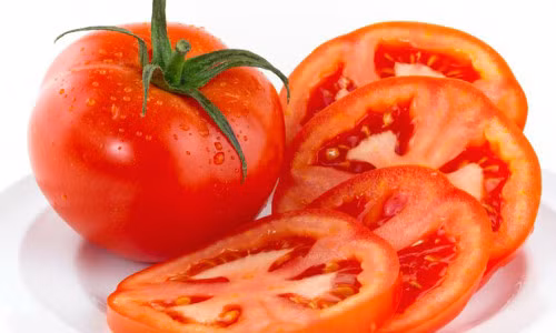 Thực hiện bước này trong vòng 4-5 phút, sau đó để nguyên khoảng 10 phút và phủ lại với khăn tắm hoặc giấy ăn mềm. Cuối cùng, rửa sạch với nước ấm và dùng dầu gội tự nhiên rửa sạch.