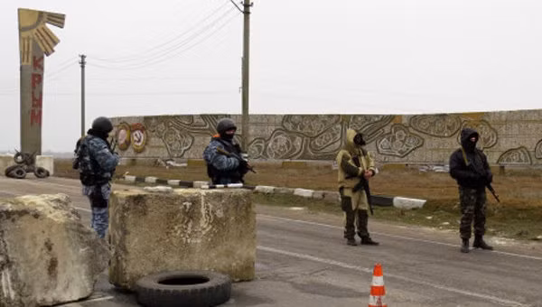 Lực lượng vũ trang lạ mặt trấn giữ các địa điểm quan trọng ở Crimea.