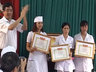 3 viên chức dũng cảm tố cáo tiêu cực nhân bản xét nghiệm tại BV Hoài Đức nhận giấy khen. Ảnh: Thái Hà.