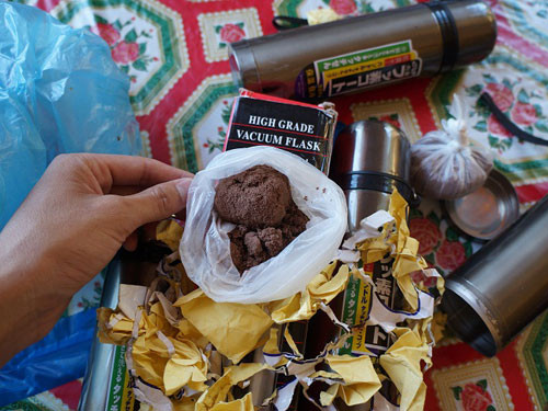 Trong đáy bình phích có chứa gói chất lạ