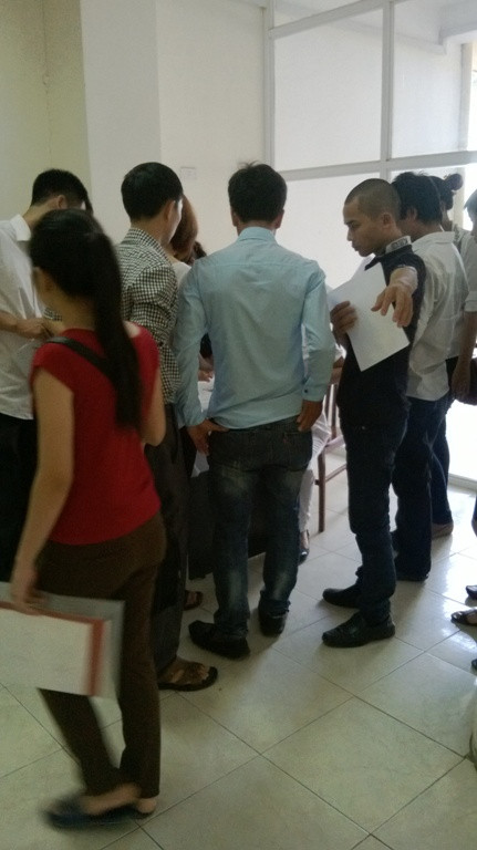 Mọi người tập trung rất đông để lấy giấy