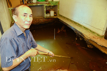 Phó Giáo sư, Tiến sỹ Nguyễn Huy Phương – trường Đại học Mỏ - Địa Chất đến khảo sát khu vực bị sụt lút.