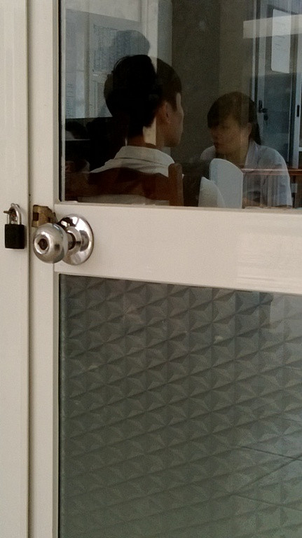 Còn đây là phòng khám răng, người khám chỉ cần ngồi đợi ký chứ không cần khám xét gì.