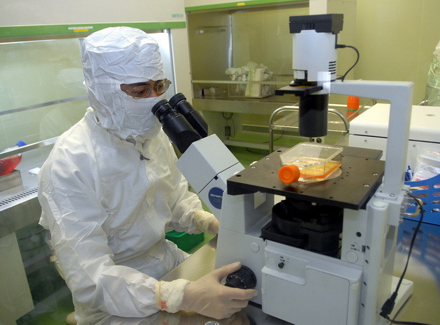 Hoạt động nghiên cứu vắcxin tại Trung tâm nghiên cứu, sản xuất vắcxin và sinh phẩm y tế, Bộ Y tế. (Ảnh: Danh Lam/TTXVN)