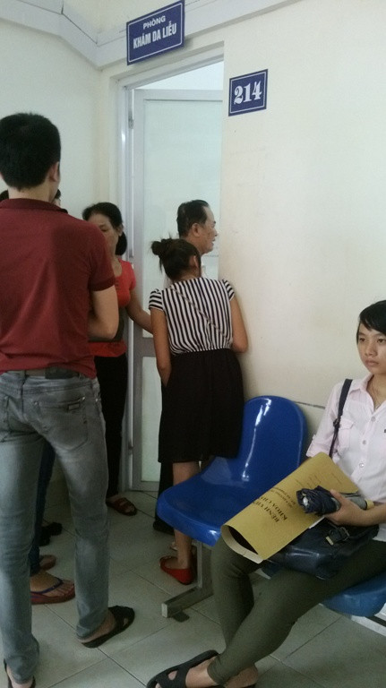 Tại phòng khám da liễu, mọi người được "khám" bằng cách ngó qua cửa chính