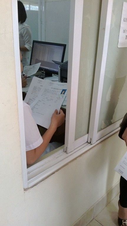 Sau đó các bác sĩ trong phòng điều hòa sẽ ký một loạt giấy chứng nhận sức khỏe.