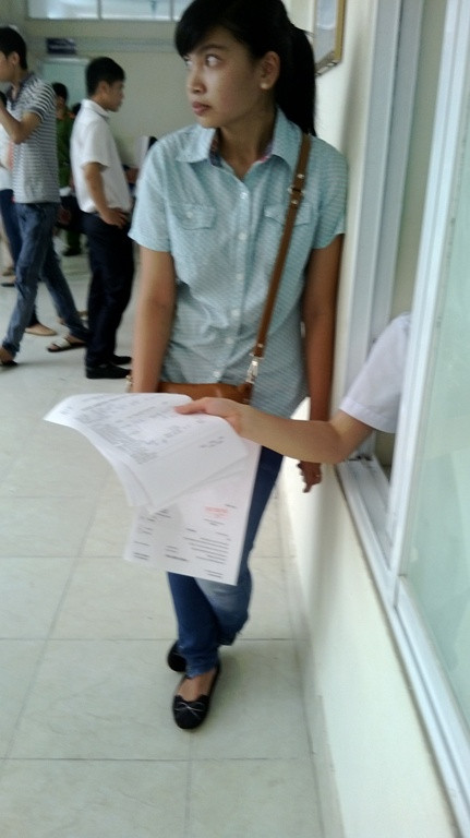 Khám và trả giấy chứng nhận sức khỏe qua ô cửa sổ