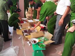 Qua đó, đoàn kiểm tra đã thu giữ 100 bao đường không nhãn mác, 10 bao bột ngọt (mỗi bao 25 kg) có xuất xứ Trung Quốc, 127 thùng bò cụng, 13 thùng mứt táo, nho khô, mủ gòn, táo khô không rõ nguồn gốc…