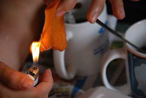 Khi dùng lửa kiểm tra, miếng thịt bắt lửa nhanh chóng và có mùi khét, cùng với muội than rơi xuống giống hệt như khi đốt cao su hay nhựa ni lông.