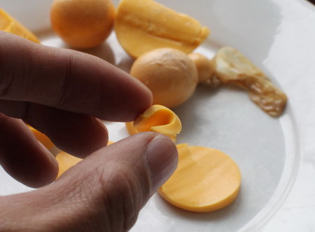 Về nhà, khách hàng của quán bún ngan đã chụp lại một số hình ảnh số trứng non mà người này nghi là giả, cắt lát uốn cong rồi thả ra nó lại trở về hình dạng ban đầu, hoặc bóp bẹp vào rồi thả ra nó lại như cũ, không vỡ, ăn thử thấy vị nhạt nhạt...