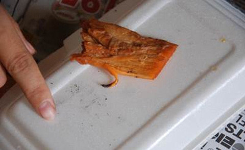 Theo thông tin người dân này cung cấp, nếu nhìn bề ngoài, nmiếng thịt bò không có gì bất thường, chỉ đến khi đưa vào miệng nhai mới phát hiện thịt dai, những sợi thịt có thể kéo dài như dây thun.