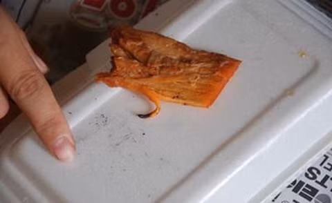 Theo thông tin người dân này cung cấp, nếu nhìn bề ngoài, nmiếng thịt bò không có gì bất thường, chỉ đến khi đưa vào miệng nhai mới phát hiện thịt dai, những sợi thịt có thể kéo dài như dây thun.