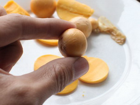 Trước đó, vào khoảng tháng 3 năm 2012, một người dân cho biết họ ăn phải loại trứng gà non nghi là trứng làm từ cao su.