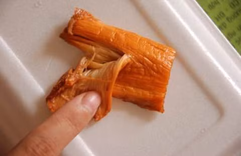 Cũng trong thời gian gần đây, một người dân ở TP HCM đã mua một miếng thịt bò ở Quận 7 về ăn, những phát hiện thấy có dấu hiệu bất thường. Chị cùng chồng kiểm tra thì phát hiện thịt bò giống cao su.