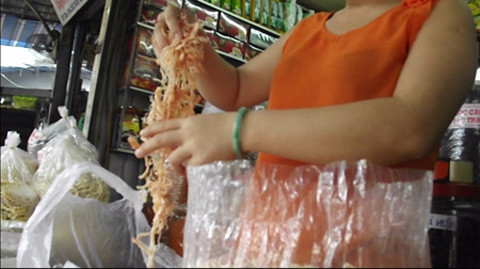 Trả lời phỏng vấn báo chí về vấn đề trên, ông Thái Hồng Quân – Đội trưởng Đội Quản lý thị trường số 3, Chi Cục Quản lý thị trường tỉnh Bà Rịa Vũng Tàu cho biết: ngày 29/7, các cơ quan chức năng của tỉnh đã kiểm tra, phát hiện được 13 trong tổng số 34 gian hàng bán hải sản khô tại trung tâm thương mại TP Bà Rịa có bán loại mực xé giả này.