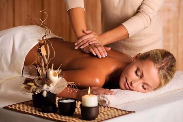 Massage: Bạn không cần phải bước vào một spa hay phòng tiếp khách để được massage nhẹ nhàng. Chồng hoặc mẹ của bạn có thể làm điều đó!