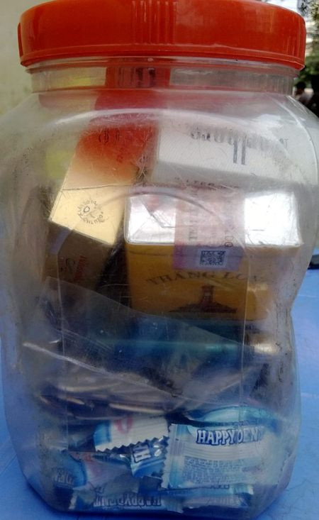 Còn tại các quán trà dá, trà chanh hoạt động bán thuốc vẫ diễn ra bình thường, tuy nhiên những bao thuốc được cất kín hơn hòng che mắt cơ quan chức năng.