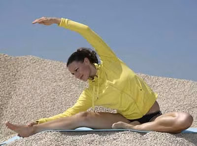 Tập luyện thể dục thể thao: Luyện tập thể thao không những giúp hệ thống miễn dịch, hệ thống tim mạch, cơ bắp và xương thêm khỏe mạnh mà còn giúp kiểm soát stress một cách hiệu quả. Ngoài ra nó còn giúp cơ thể sản xuất ra nhiều chất endorphins (chất hóa học tạo cảm giác dễ chịu cho cơ thể). Các nghiên cứu khoa học đã cho thấy việc tập luyện thể thao trong 20 phút mỗi ngày sẽ mang lại nhiều lợi ích cho cơ thể.