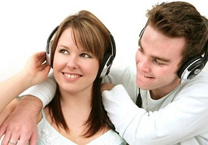 Bật nhạc: Hãy lựa chọn những ca khúc yêu thích và nằm nghe, thư giãn. Có thể loại nhạc bạn ưa thích là rock, pop, ballad… nhưng các nghiên cứu chứng minh rằng, nhạc cổ điển, không lời giúp bộ não chúng ta dễ được thư giãn hơn. Một lưu ý nữa là hãy mở âm lượng vừa phải.