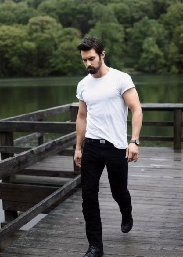 Mặc đồ dễ chịu: Mặc bộ đồ ngủ rộng rãi hay một chiếc áo thun cotton để cho làn da của bạn cảm thấy dễ chịu hơn.