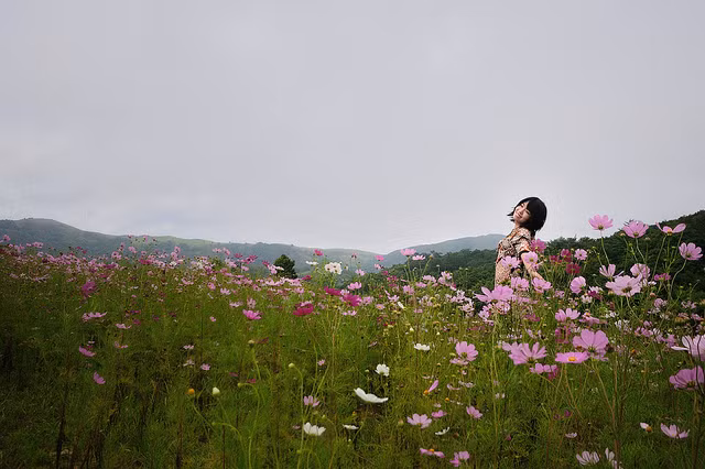 Tách mình ra khỏi thế giới xung quanh: Chỉ cần nhắm mắt lại và bắt đầu hít vào và thở ra. Hãy để bộ não không làm bạn bối rối..