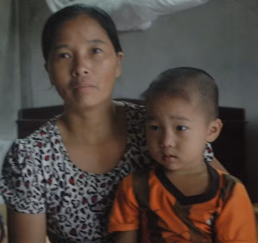 Chị Cao Thị Hưởng và con trai Phạm Văn Đạt