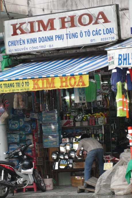 Một cừa hàng chuyên bán phụ tùng ô tô ở chợ Dân Sinh.