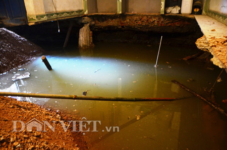 Ngôi nhà này đã tốn 20 khối đất đá để lấp nhưng trong nhà vẫn như ao tù.