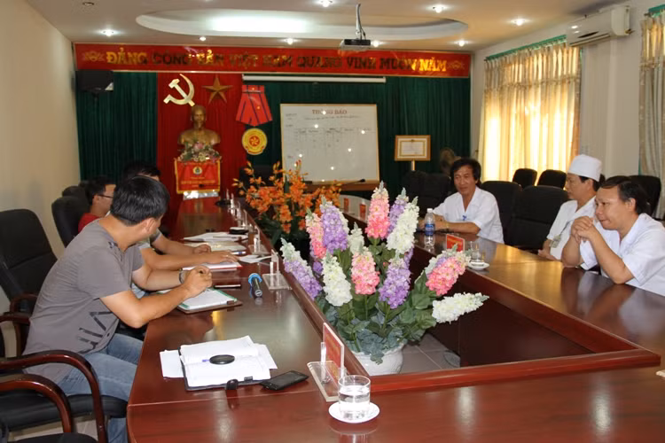 Ban giám đốc bệnh viện Đa khoa Đan Phượng trao đổi với báo chí