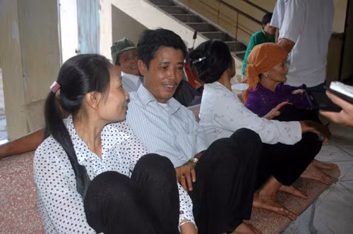 Bác Tạ Đăng Đán và cụ Nguyễn Thị Mão (87 tuổi, đội khăn) tại trước của khoa xét nghiệm