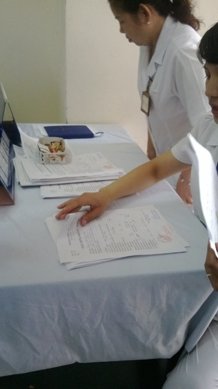 Sau khi lấy dấu ở phòng kế hoạch tổng hợp xong, 2 bác sĩ này sẽ tiến hành gọi tên và trả giấy khám sức khỏe
