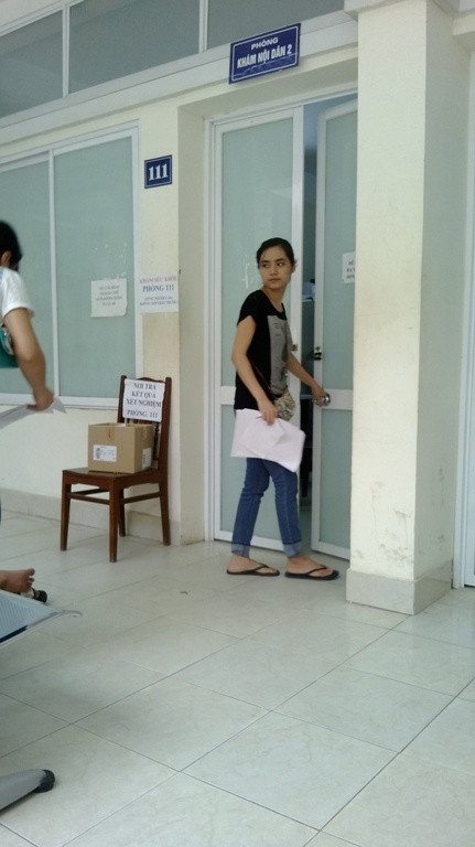 Từng người vào "khám" một ...