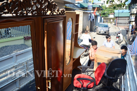 Một nhà dân mới bị ảnh hưởng dọn đồ đi nơi khác.