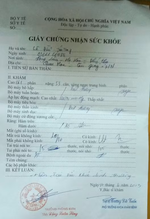 Không chỉ có vậy, tờ giấy chúng nhận còn cẩu thả viết sai lỗi chính tả: "mắt kính" thành "mắt kình". Khi được người mua hỏi thì bác sĩ lúc đó mới phát hiện ra.